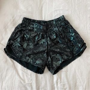 lululemon hotty hot short 4” inseam in logo flourish black foil